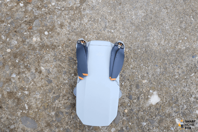 Die DJI Drohne liegt zusammengeklappt auf dem Boden und ist dadurch sehr klein und platzsaprend